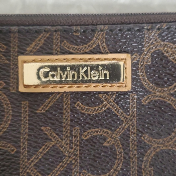 CALVIN KLEIN Signature Brown Wristlet - Picture 5 of 5